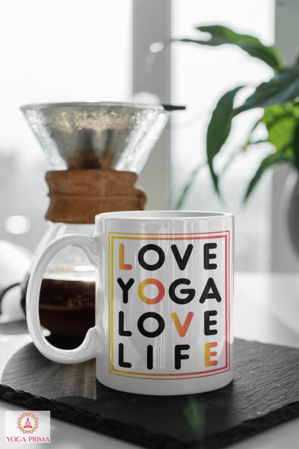 Love Yoga Love Life Tasse in Größe 325ml (11oz) vor einem Kaffee Aufbrüher