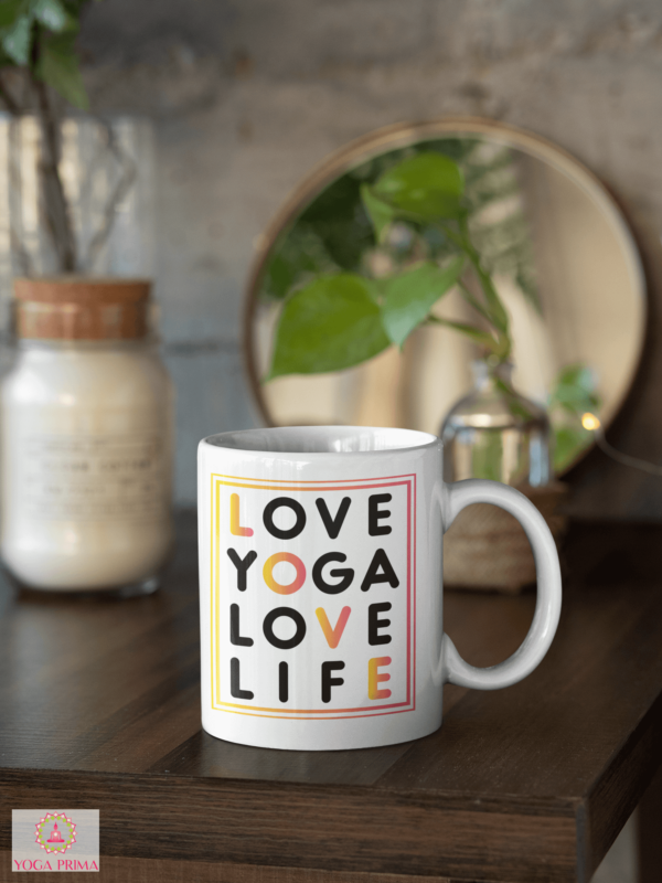 Love Yoga Love Life Tasse in Größe 325ml (11oz) auf einem Sideboard