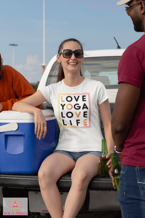 Junge Frau auf Pickup mit Love Yoga Love Life T-Shirt in weiß und Freunden