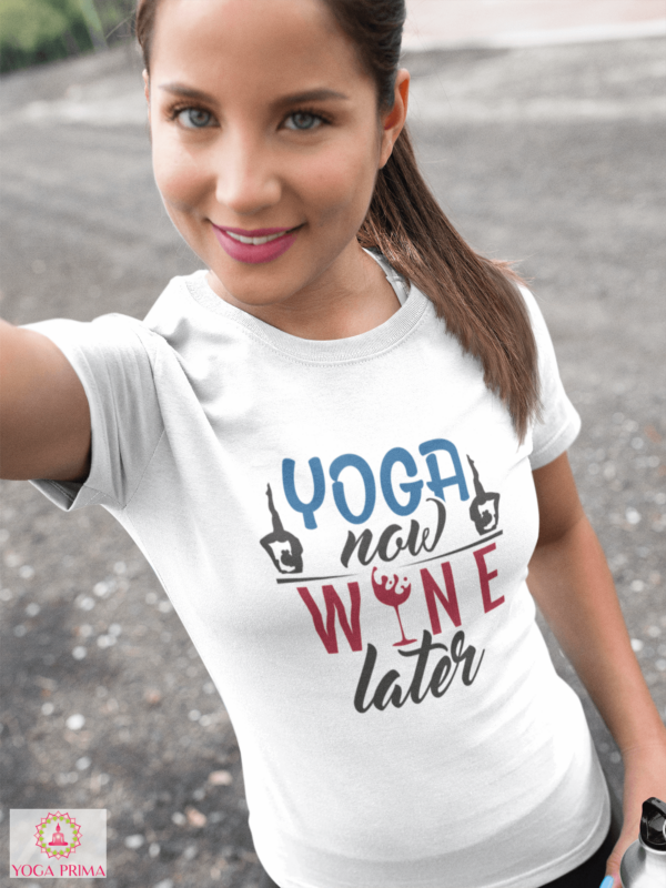 Junge Dame beim Selfie mit unserem Yoga now Wine later Shirt vor dem Yoga