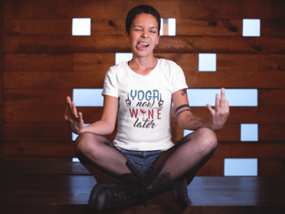 Junge Dame bei Meditation mit unserem Yoga now Wine later T-Shirt in weiß