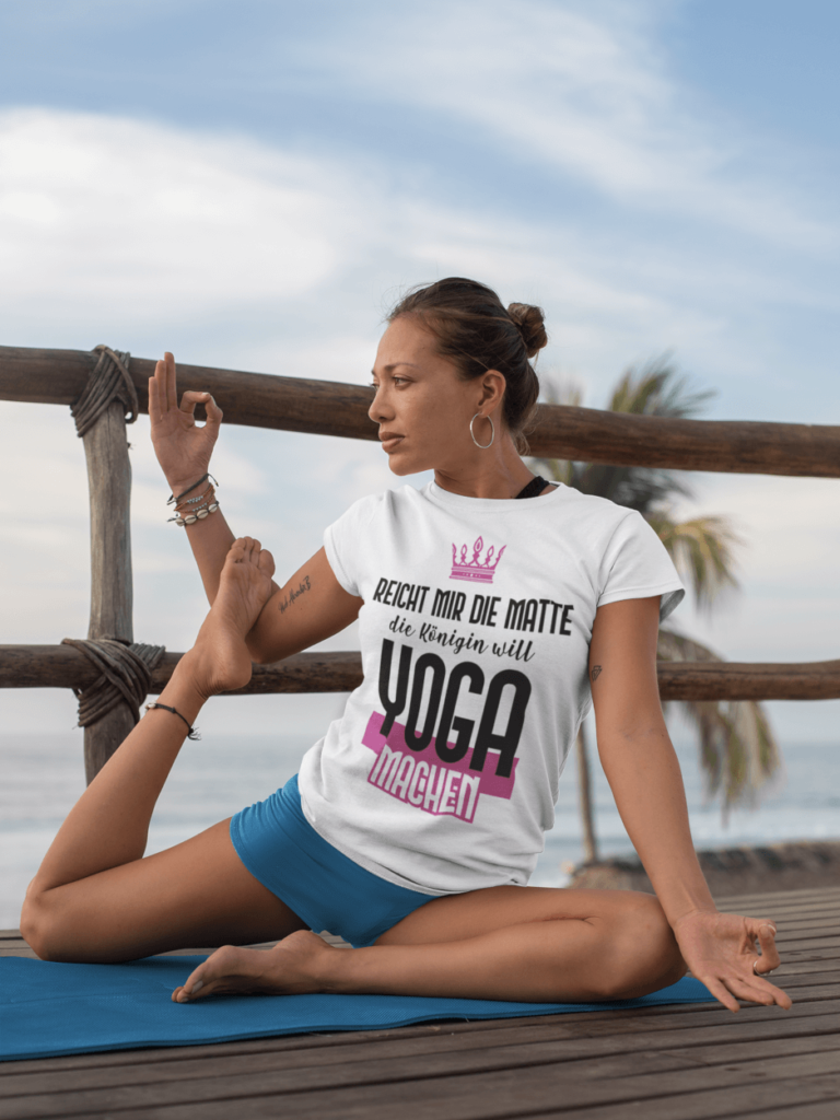 Unser Shirt für Yoga-Königinnen im Praxiseinsatz. Yoga auf einem Steeg am Strand
