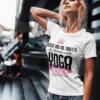 Reicht mir die Matte die Königin will Yoga machen Damen T-Shirt Alltag vor Gebäude