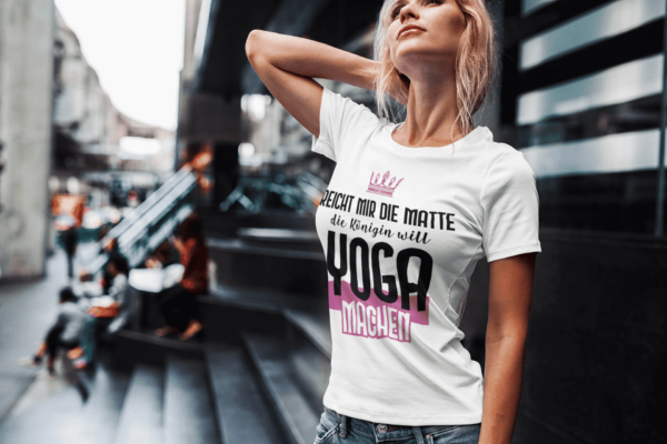 Reicht mir die Matte die Königin will Yoga machen Damen T-Shirt Alltag vor Gebäude