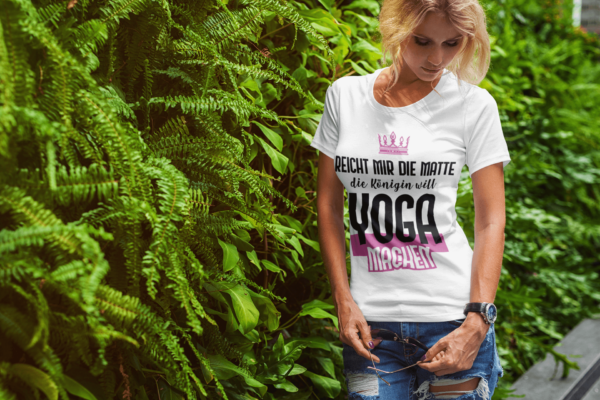 Reicht mir die Matte die Königin will Yoga machen Damen T-Shirt vor einer grünen Hecke
