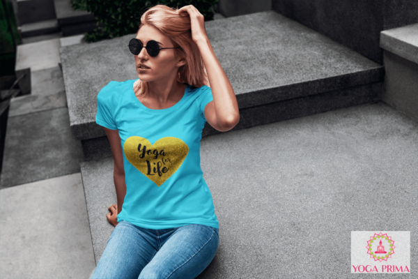 Auch im Alltag ein wahrer Hingucker. Yoga for Life Damen T-Shirt in karibikblau mit goldenem Herz