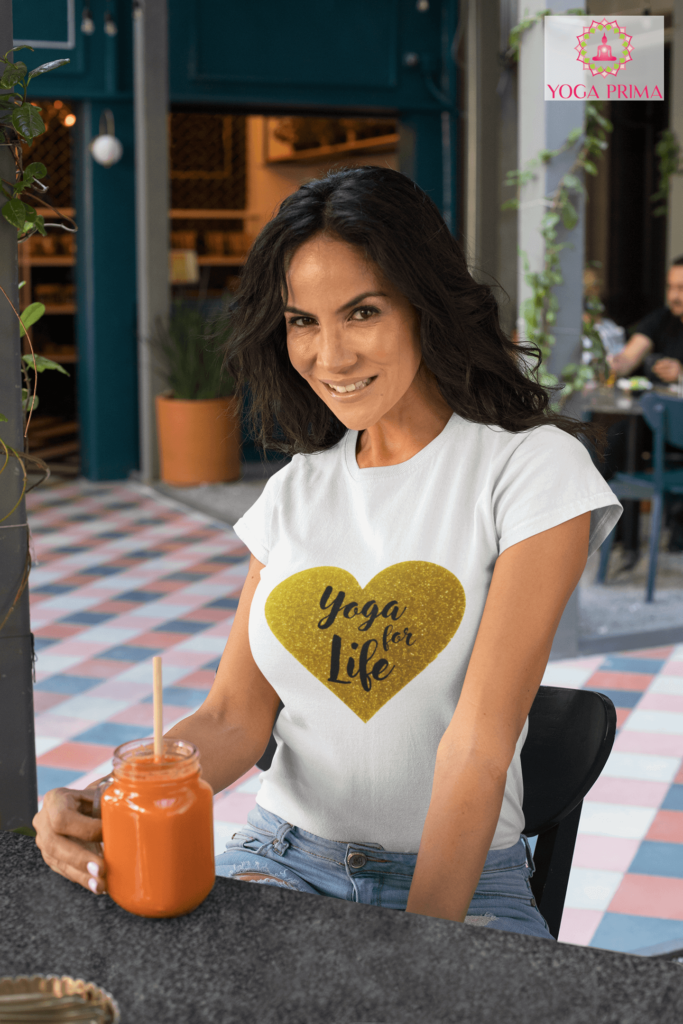 Yoga for Life Damen T-Shirt in weiß mit goldenem Herz Frau im Restaurant