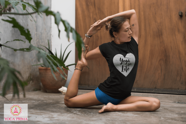 Junge Dame beim Yoga mit unserem Yoga for Life Shirt in schwarz mit silbernem Herz