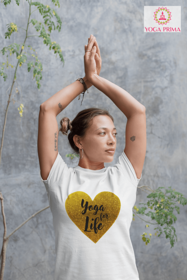 Yoga for Life Shirt in weiß mit goldendem Herz bei der Yoga Praxis