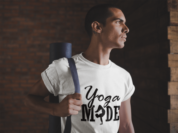 Junger Mann mit Yogamatte und unserem Yoga MADE Herren T-Shirt in weiß