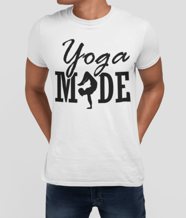 Yoga Made Herren T-Shirt junger Mann