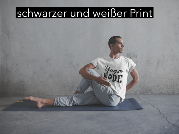 Junger Mann beim Yoga schwarzer und weißer Print Yoga MADE T-Shirt