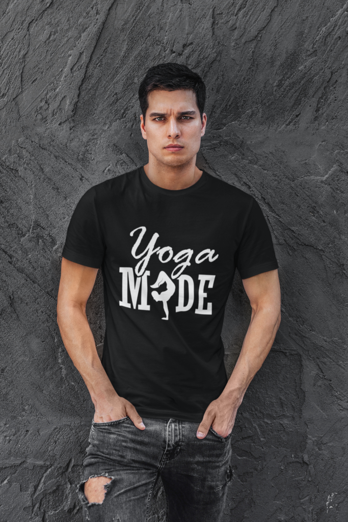 Junger starker Mann mit schwarzem Yoga Made T-Shirt