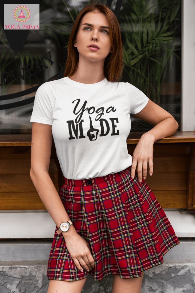 Junge Damen im Sommer Alltagsdress karierter Rock Yoga Made T-Shirt weiß