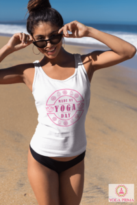 Junge glückliche Dame Sonnenbrille Strand Bikini Yoga Made My Day Tank Top Weiß