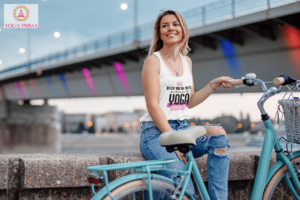 Junge Frau Fahrrad Yoga Königin Tank Top Weiß