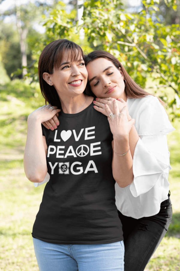 Mutter und Tochter im Freien. Die Mutter trägt unser Shirt Liebe Frieden Yoga in schwarz