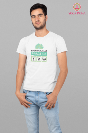 Model mit Periodically Practice Yoga T-Shirt