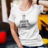 Schöne junge Dame Alltagslook Yoga Meditationspose Shirt weiß