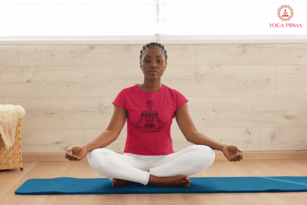 Junge Frau Yoga Schneidersitz Matte Yoga Meditationspose Damen T-Shirt rot